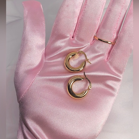 ✨🕯️Chunky Golden Hoop earrings - Picture 2 of 3